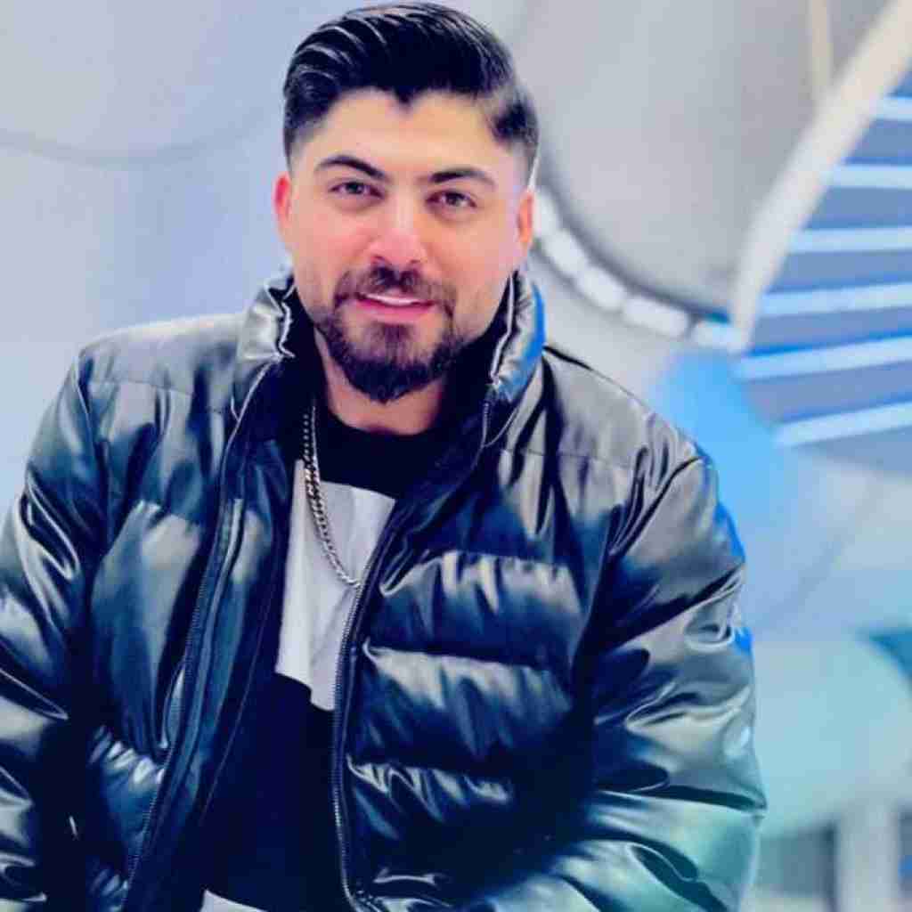 ابولفضل اسماعیل نژاد میون قلب های قرمز خاصی ته با قلب آبی