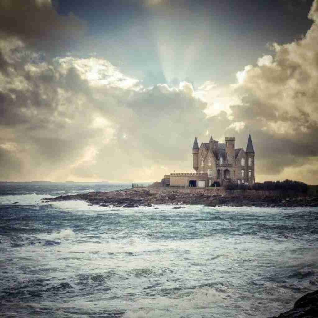 شبا تا صبح بیدارم میخونم از عشق تو