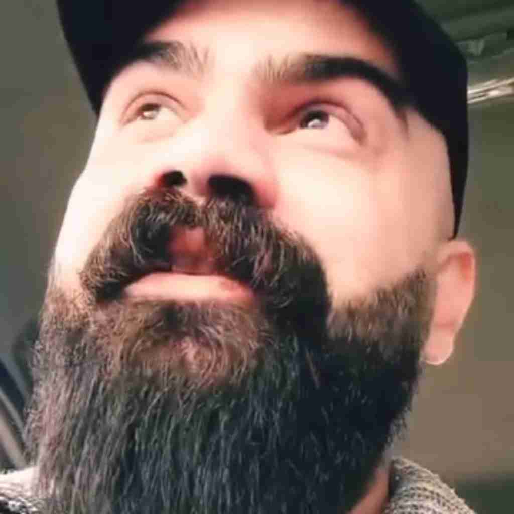 فرهاد جهانگیری سی بکه چاویلم گرده رنگ رژ لبت ست کردمه