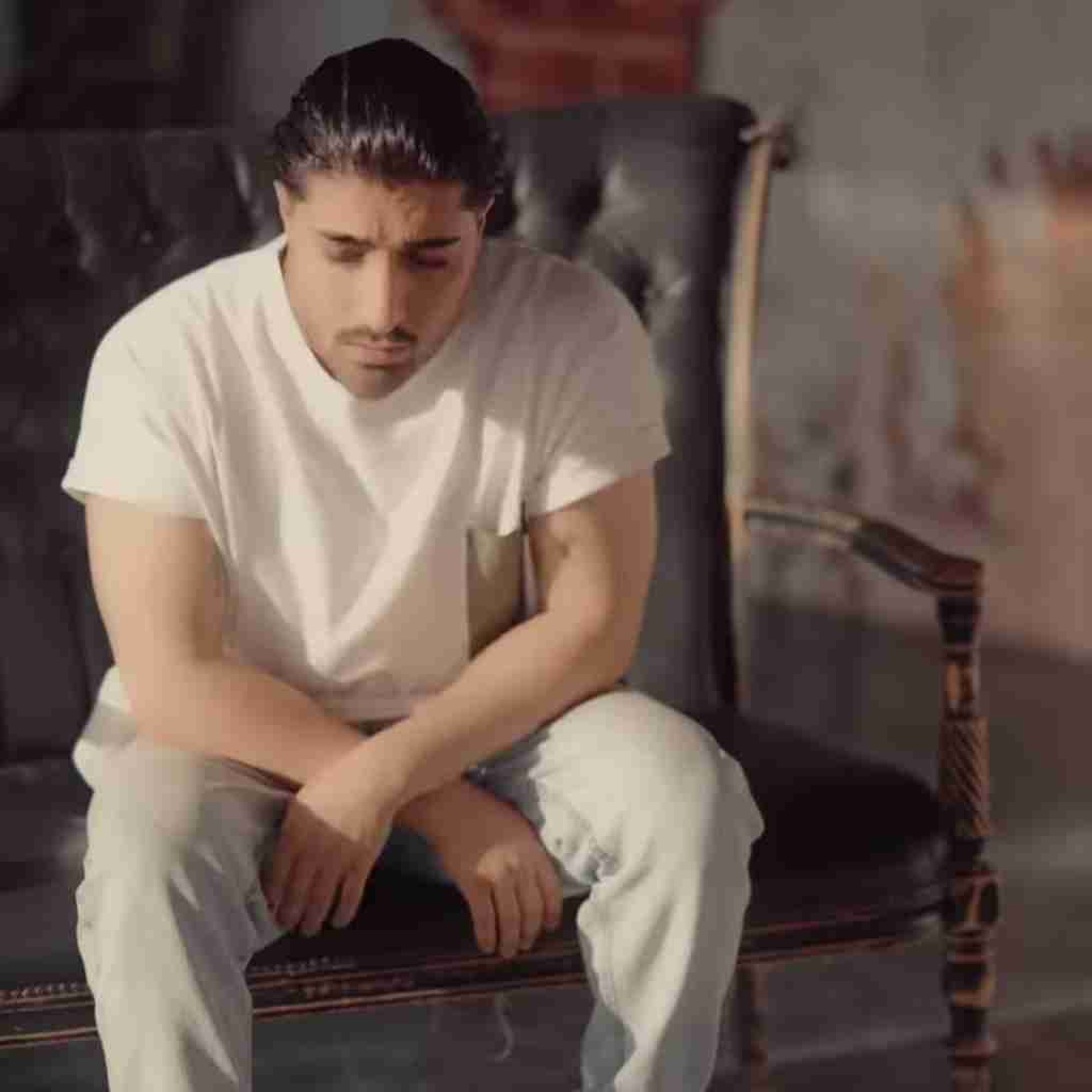 امیر لیام بغض گلوم نمیذاره حرف بزنم