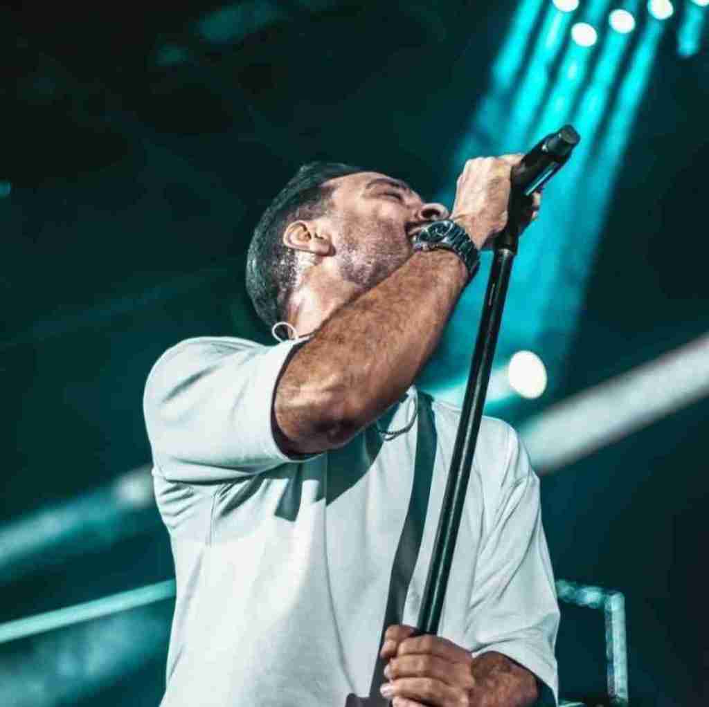 احمد سلو از خودم عکس میگیرم خودم خودمو بغل میگیرم