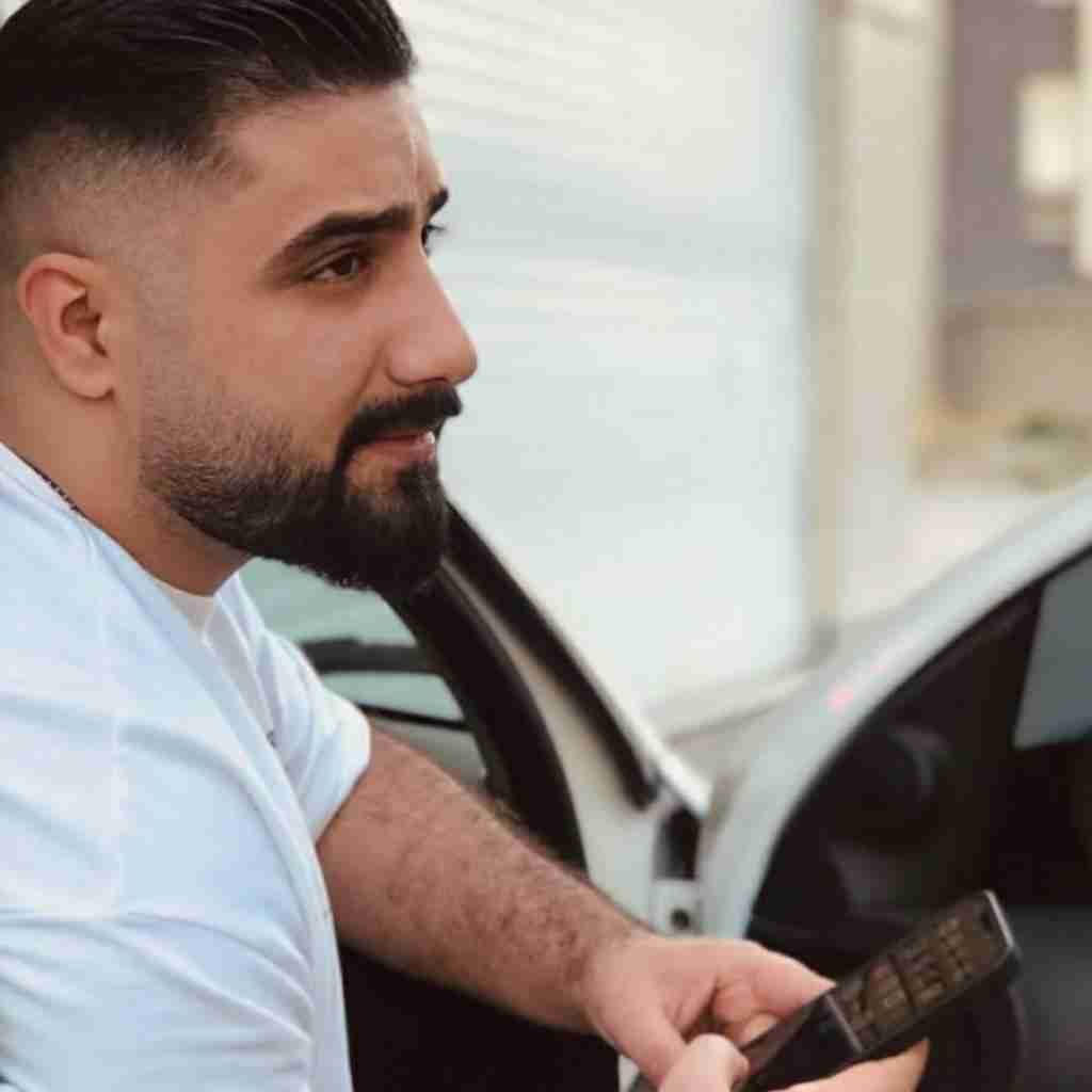 محمد امیری داره گریم میگیره اسمت وسط سینمه