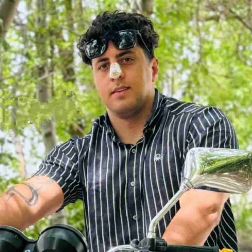 سبحان رستمی اتاقم پر دود زیر چشام کبود