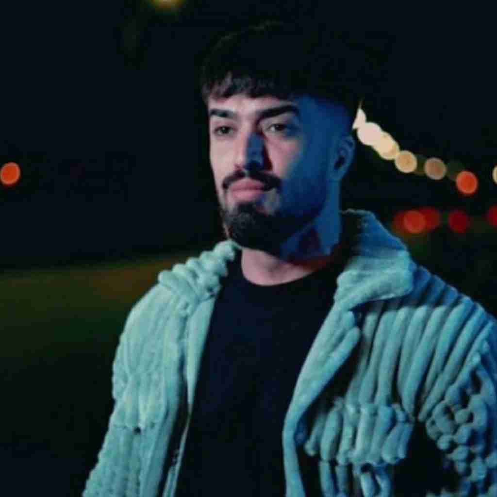 علی رستمیان الان شما بالایی من پایین دیگه نمونده دینی و آیین