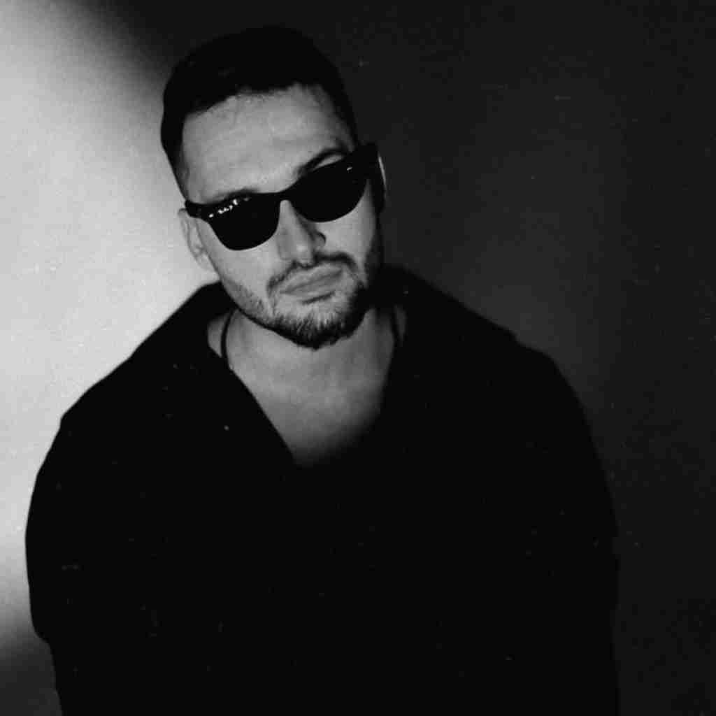 اردلان گفتی عالیم