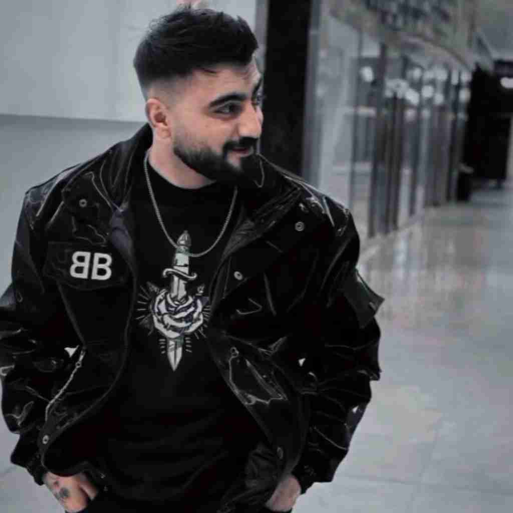 رامین تجنگی عکس گل چسبوندم به دیوار اتاقم