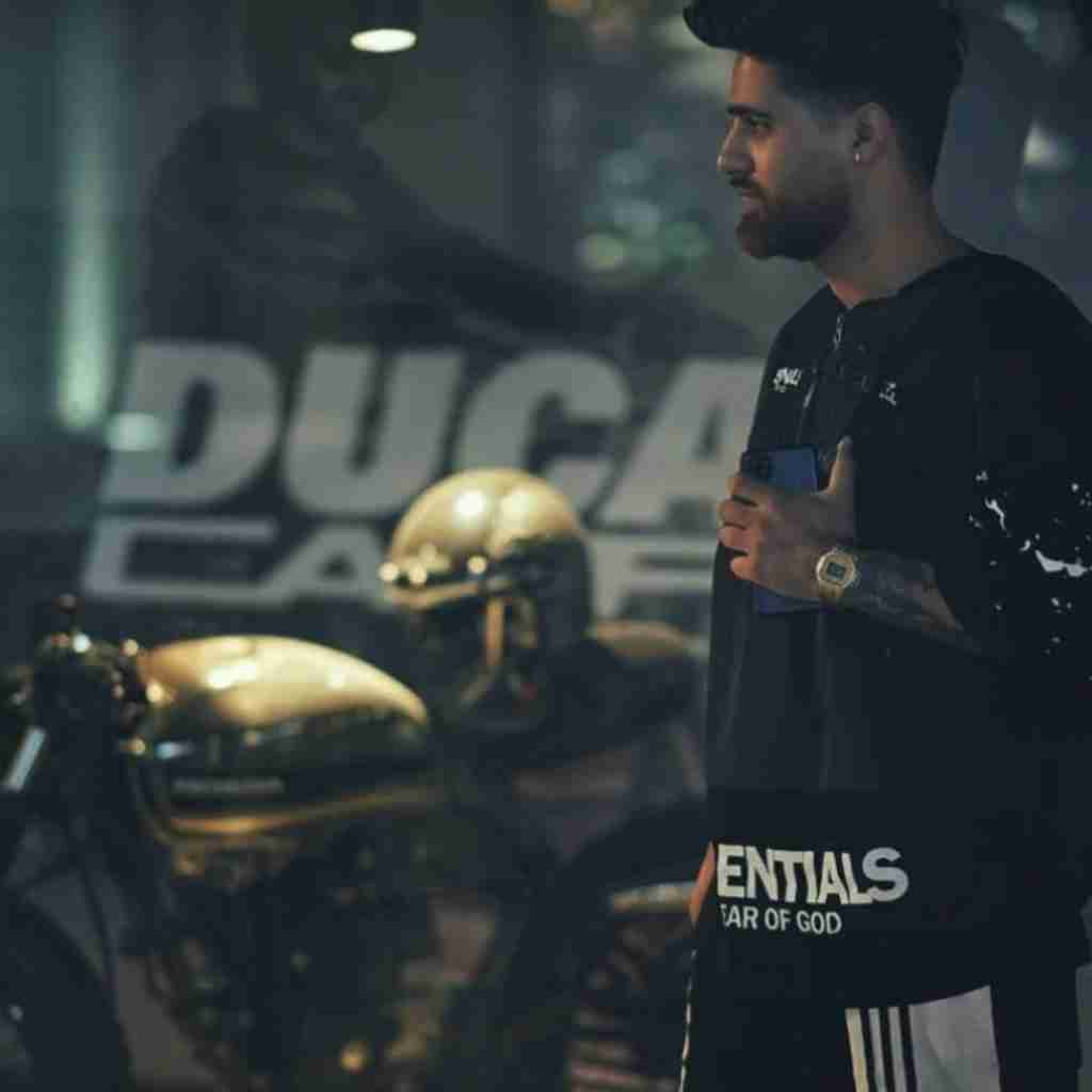 مشتاق دلوجیان بهت فک مکنم قلب درد میگیرم