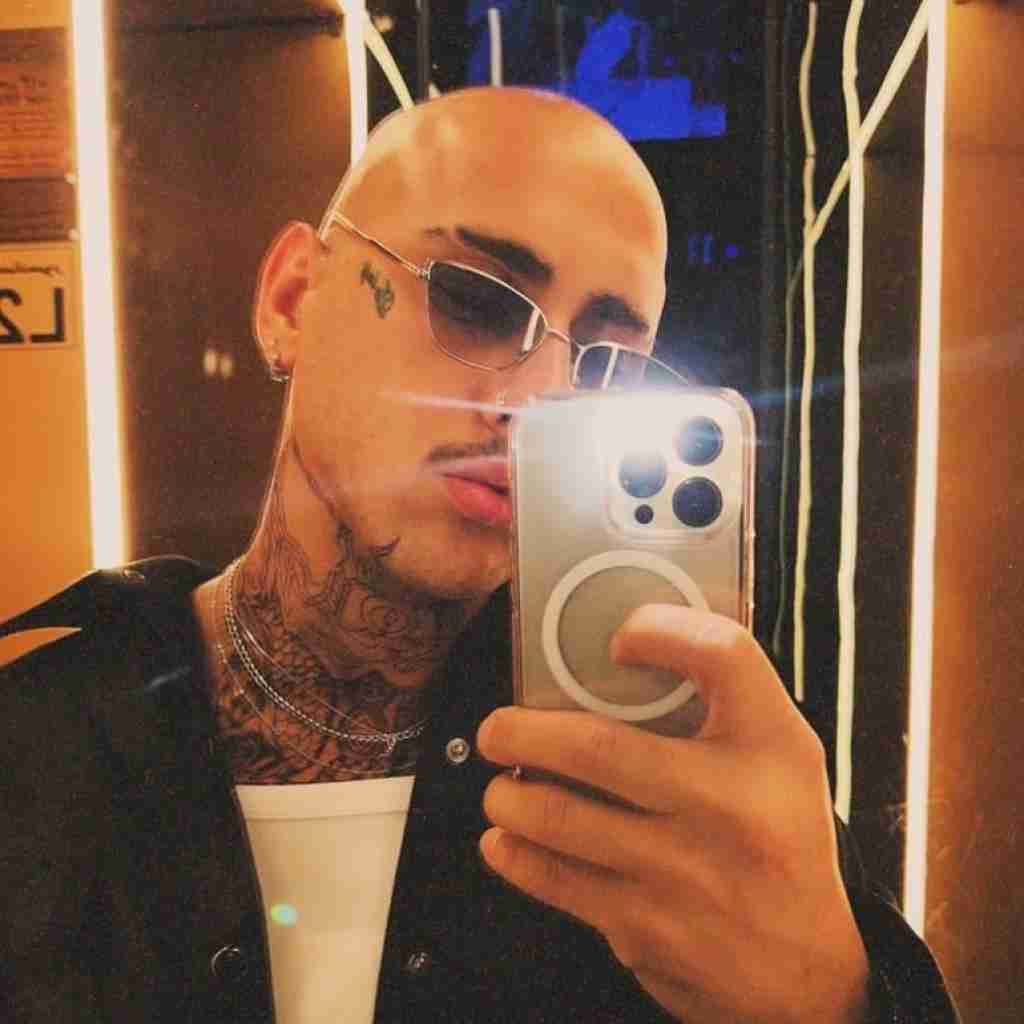 شایان یو میگیرم فاصله ازت تو همون دور بمونو