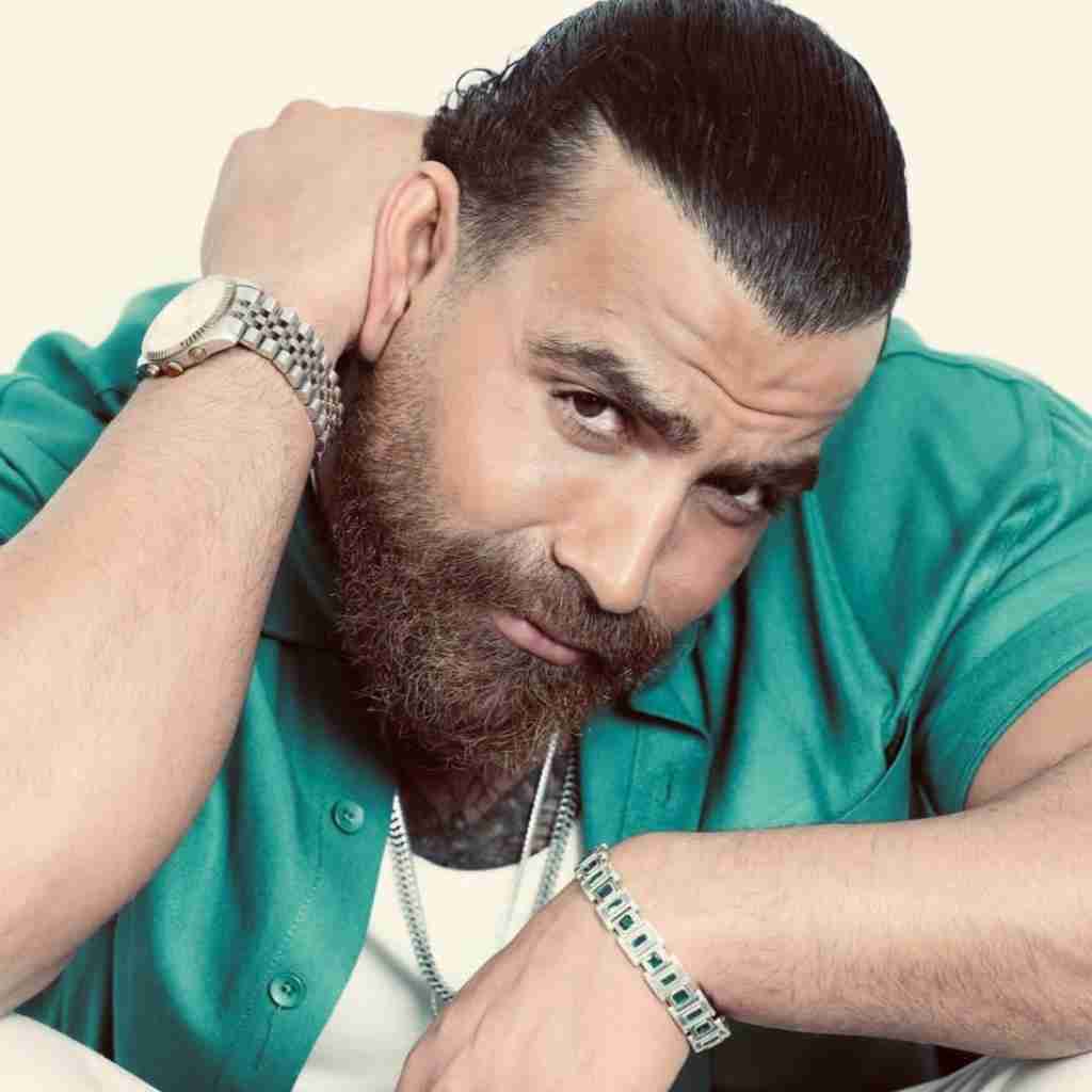 معین زد کج دار مریضم من تو دار ولی زخمی