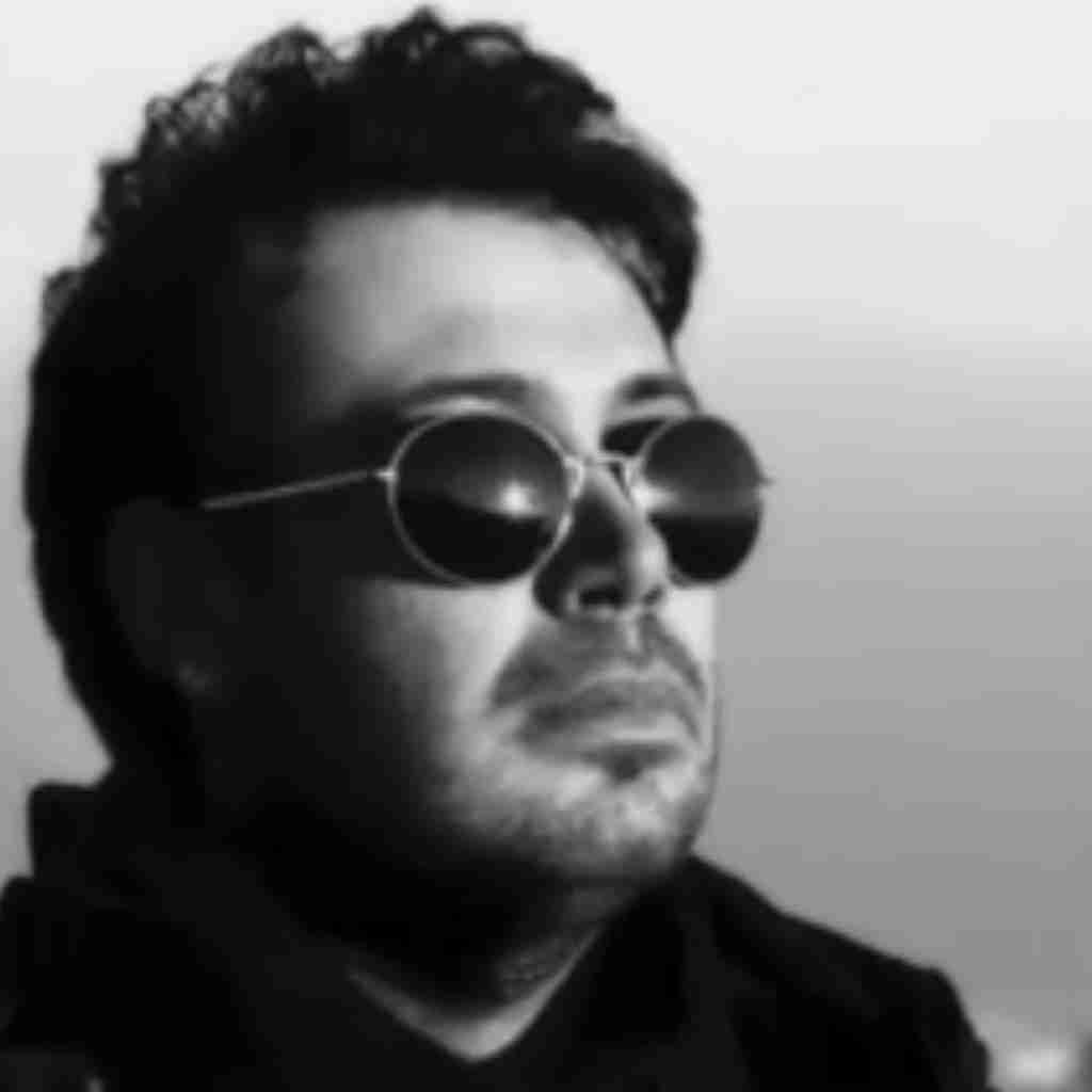 محسن چاوشی موذن زاده داره رو مزارت نوحه میخونه