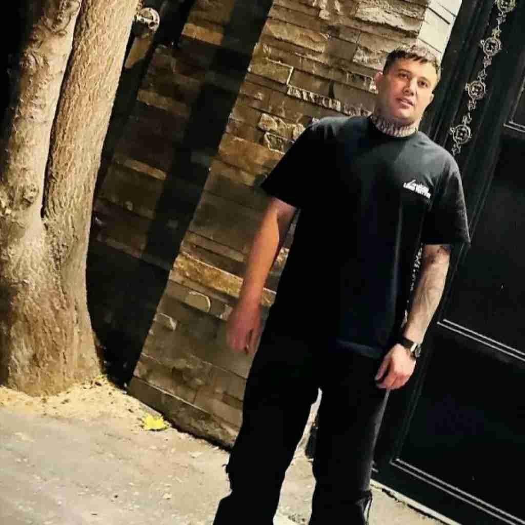 علی احمدیانی سهم من یه چهار دیواری با عکسای یادگاری