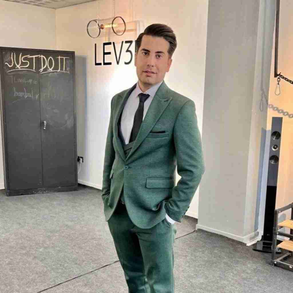 فرشاد آزادی تعصبی ام رو تو حرص مخورم