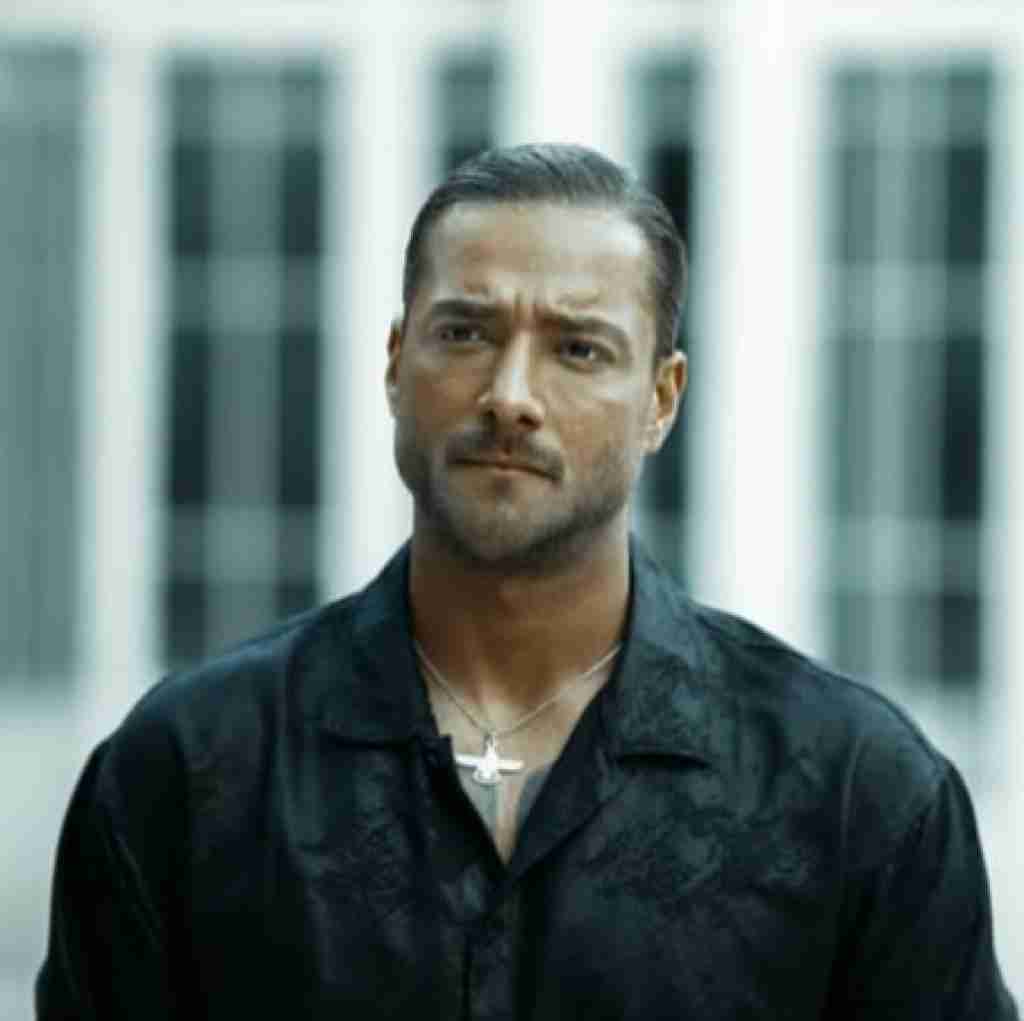 امیر مقاره تو چشات یه آرامشی داری که من دلگیرشم