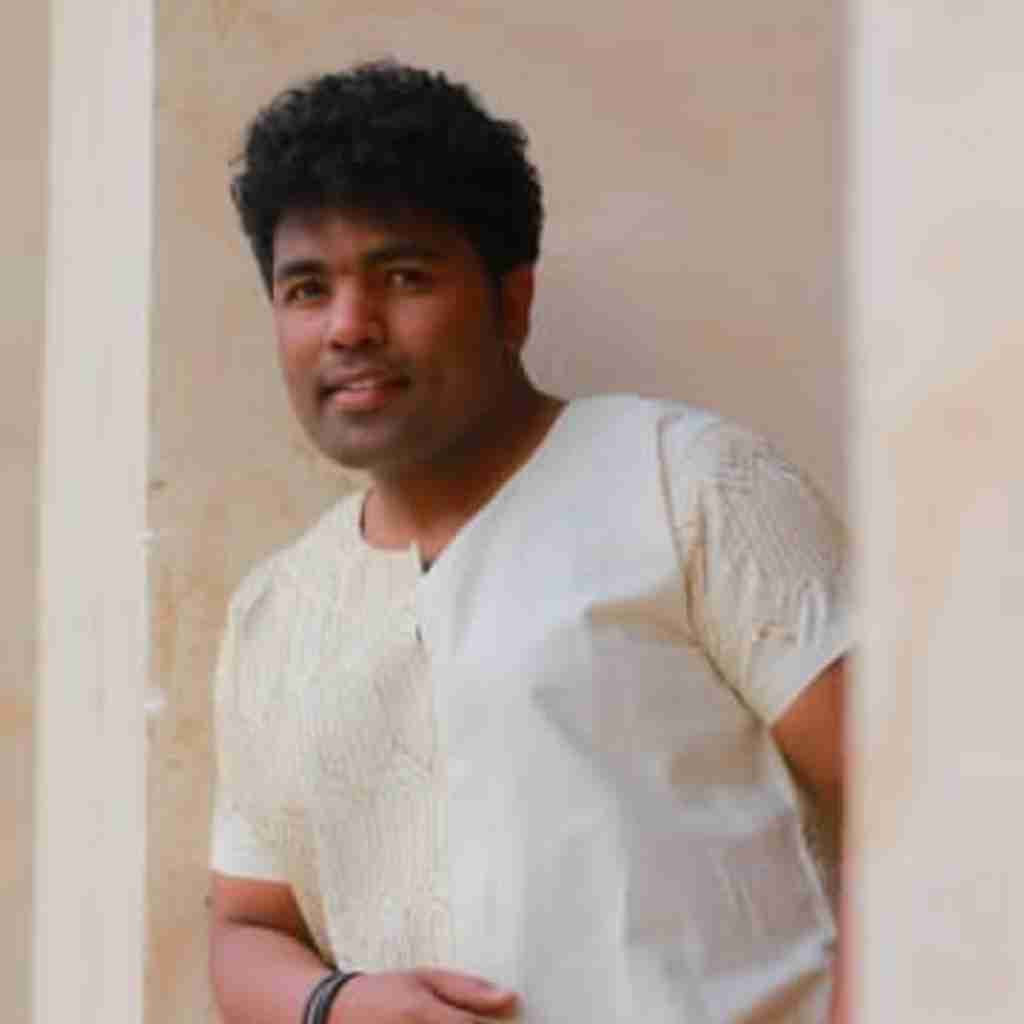 مجتبی تابدار اتی داخل محله با جومه ی آبی