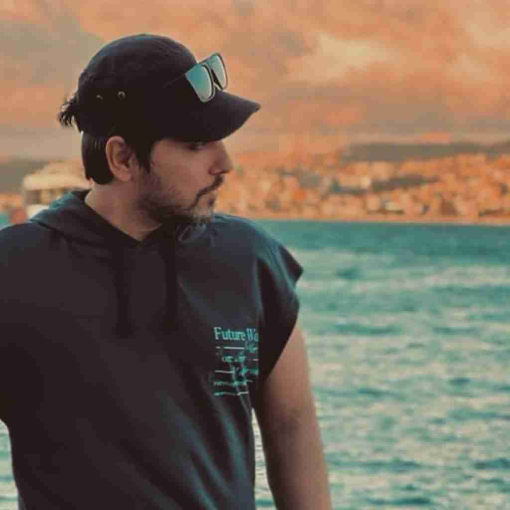 دانلود آهنگ بلاخره یه روزی نقابتو میبینه هر کی از رامین بیباک