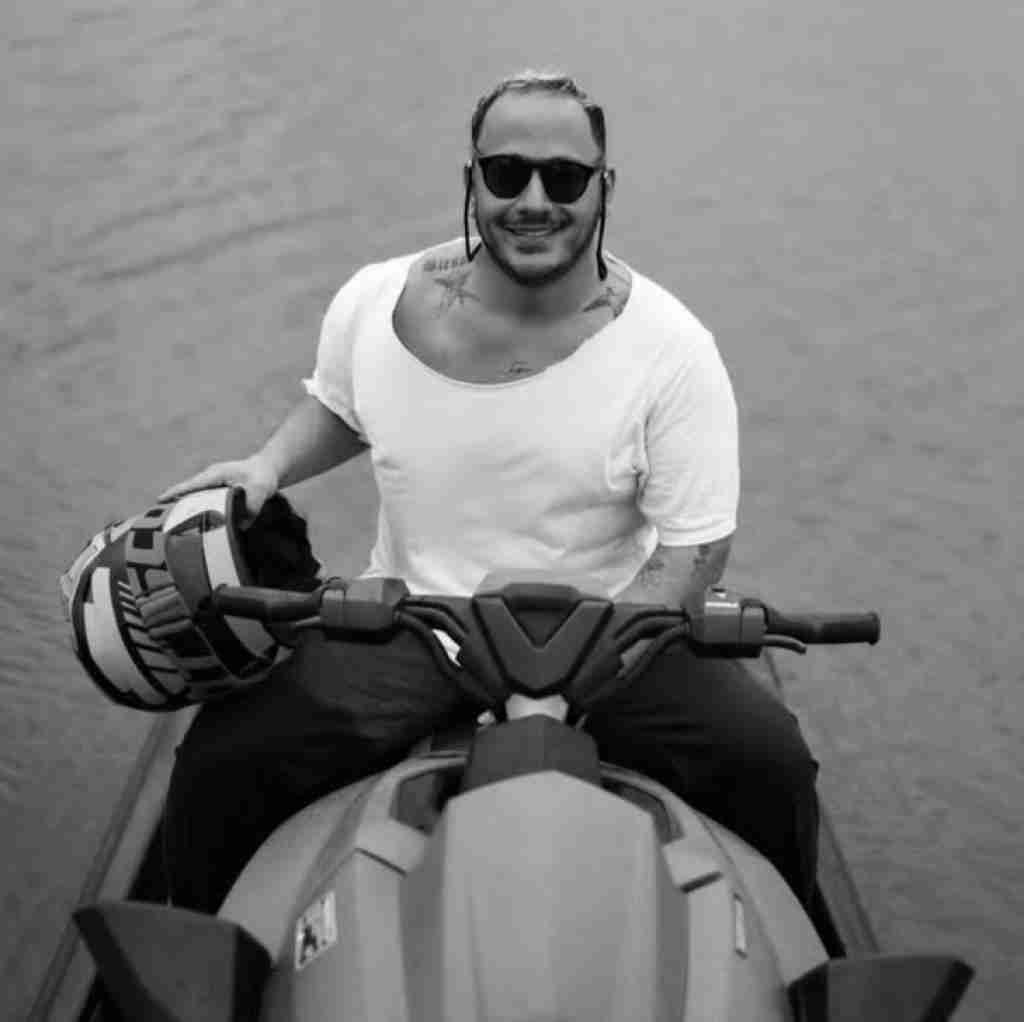 اشوان اشک من پیرهنتو تر کرده همه جا عطر