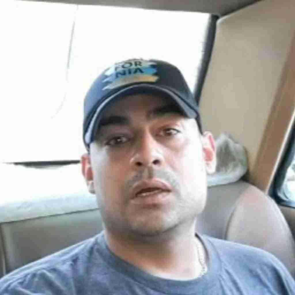 روح الله کرمی یکی با یارش خوشه براش هی رنگی میپوشه