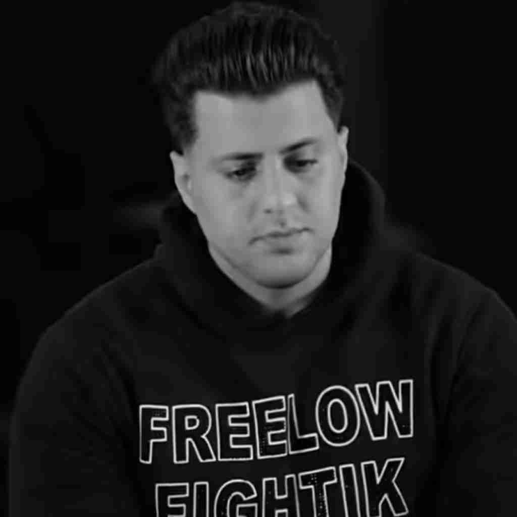 سبحان رستمی ایجو نگاه نکو جلو درو همسایه منه رسوا نکو