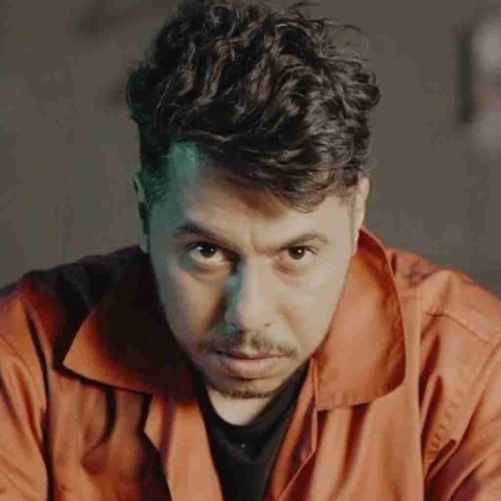 دانوش ﻳﻪ دوﺳﺖ دارم ﺑﮕﻮ ﺑﺬار آروم ﺷﻪ ﻗﻠﺒﻢ