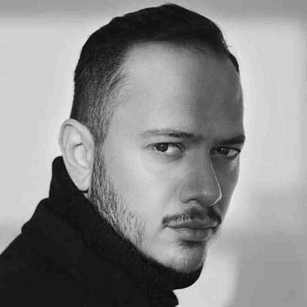 غریبه اشوان