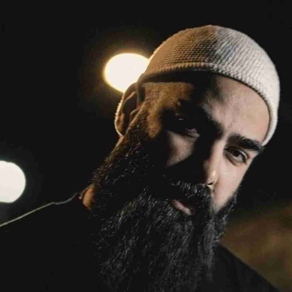 علی میر سر صبح بازم شد دلم تنگ اون باز دلم تنگ تر از قبل