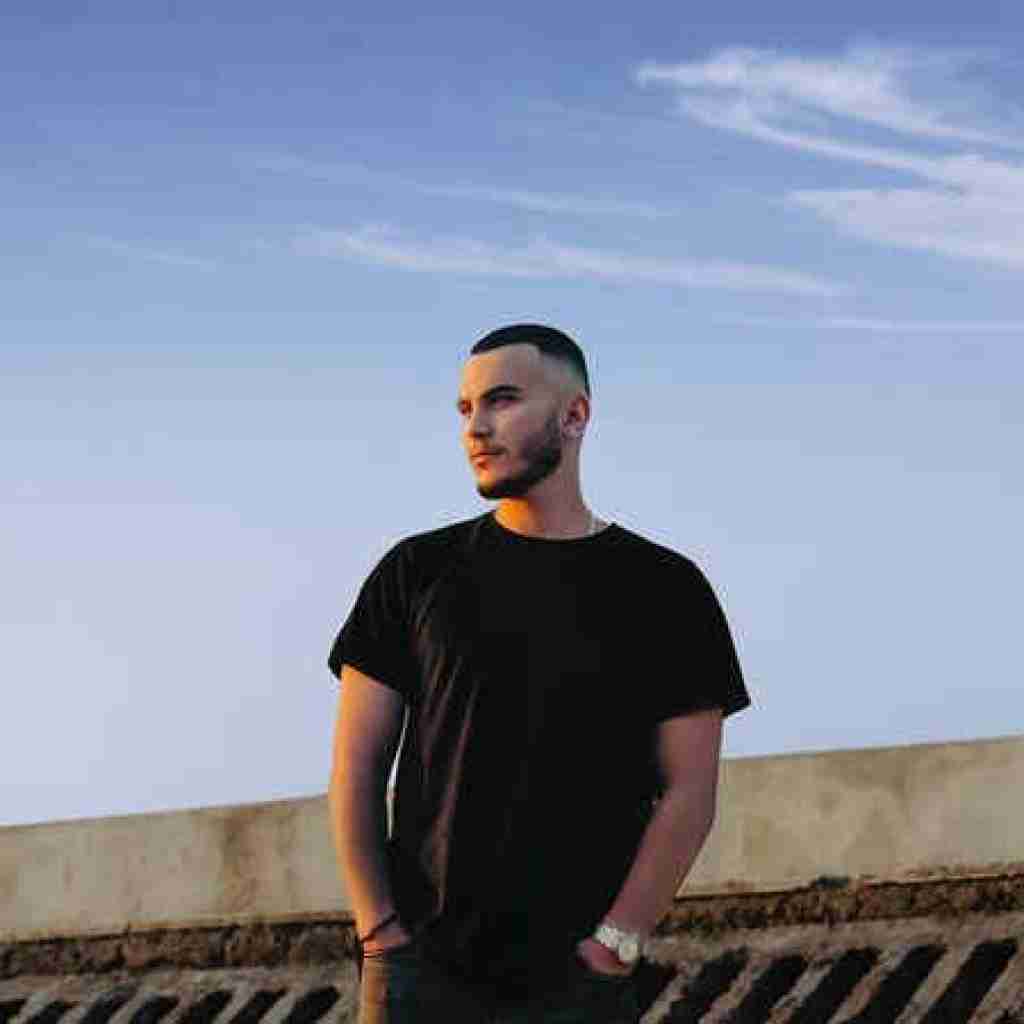 مهیار نمیشه بی ریشه هارو بتونی یه جا بند کنی