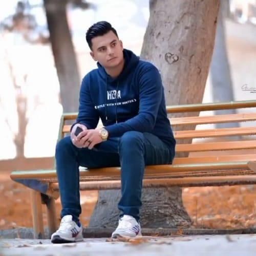 دانلود آهنگ دیوانشم به یادشم میسوزم پاش مثل یه شمع از رامین کرمی