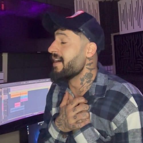 دانلود آهنگ تو عروسک منی مسکن منی تو تو تو تو چفت تنمی نبض قلبمی از ساواش