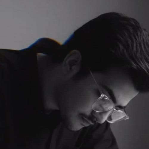 دانلود آهنگ غمگینم مثل معتاده رو به ترک از اهورا