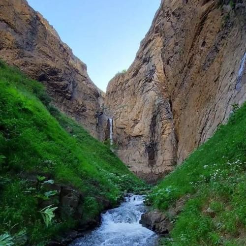 دانلود آهنگ جدید من فقط زندگی میخواستم حالا فقط خودمم لباسم